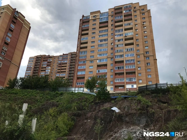 Прямо под склоном зарастает бурьяном фундамент недостроя | Источник: Дмитрий Мамаев / NGS24.RU