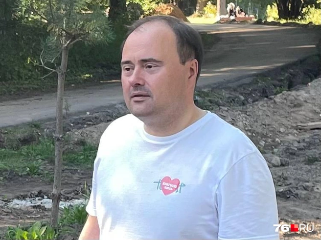 Мэр Ярославля приехал проверить работы в роще в футболке с символичной наклейкой | Источник: Кирилл Поверинов