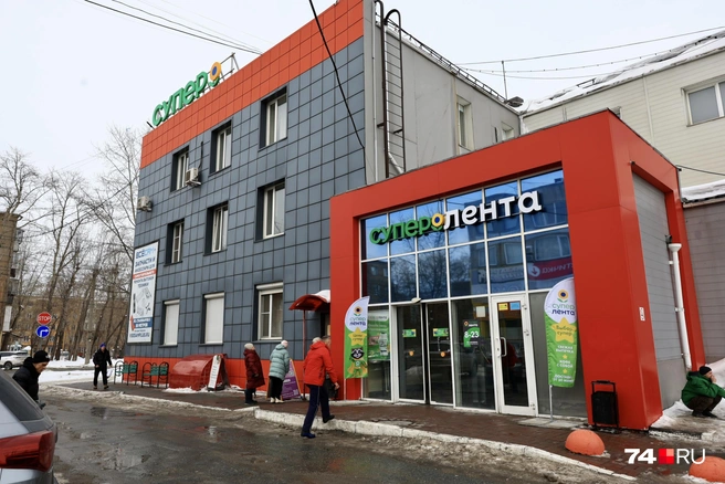 Дешевле всего продают трехэтажный торгово-офисный центр на ул. Сталеваров, 5&nbsp;— за 290 миллионов рублей. Но он и по размерам самый маленький&nbsp;— всего 4224 «квадрата» | Источник: Михаил Шилкин 