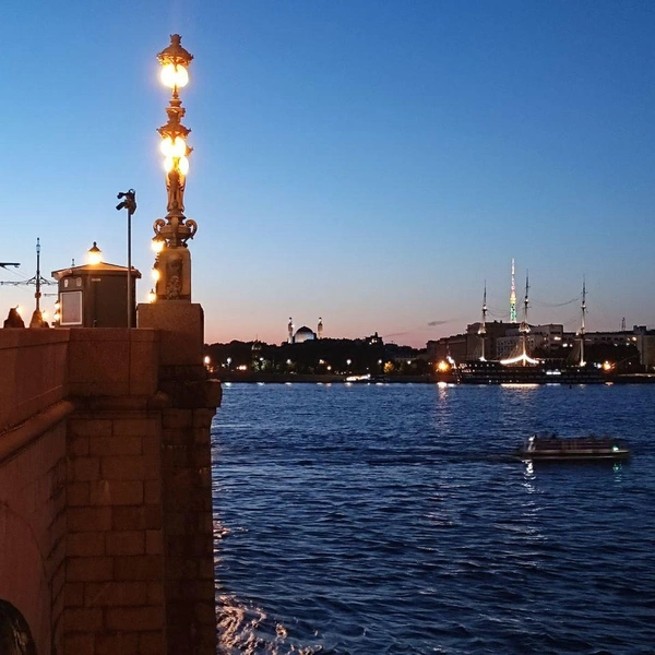 В Петербурге телебашня нарядилась в осенние цвета в честь Дня знаний | Источник: читатель «Фонтанки»