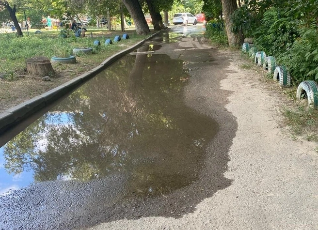 Воды в кранах нет, но во дворе — огромные лужи | Источник: читатели V1.RU