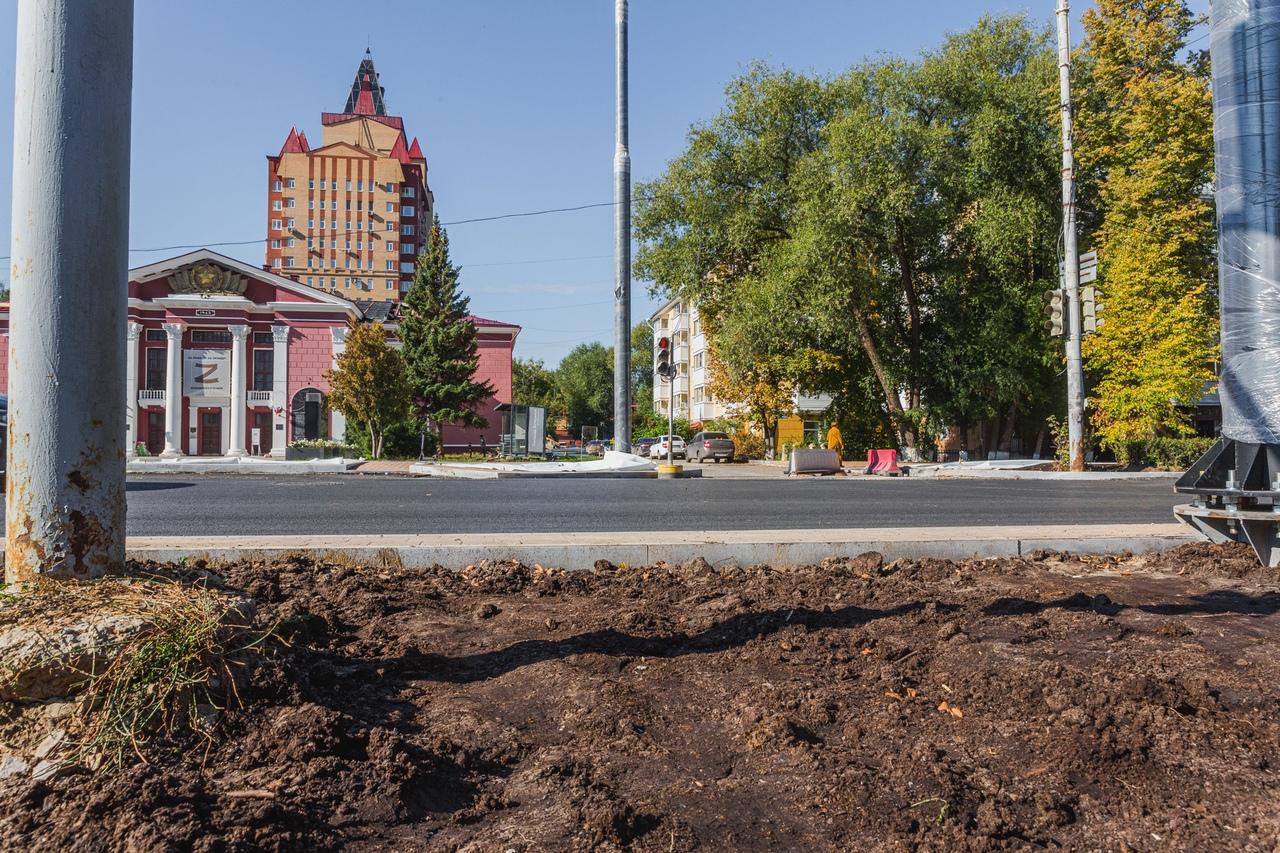 В Перми напротив танка один из переходов через Сибирскую засыпали землей, а  светофоры работают - 6 сентября 2023 - 59.ру