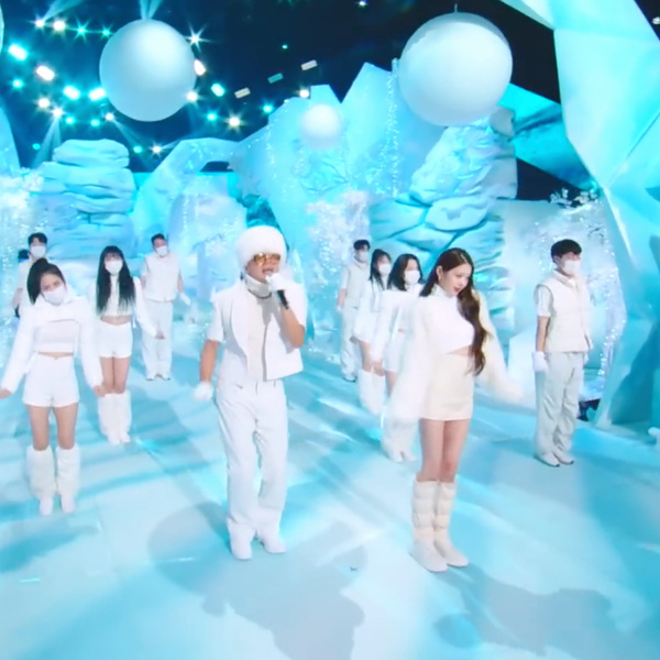 Айдолы k-pop возвращают моду на гетры: смотри, как их носит Чан Вонён и Дженни из BLACKPINK