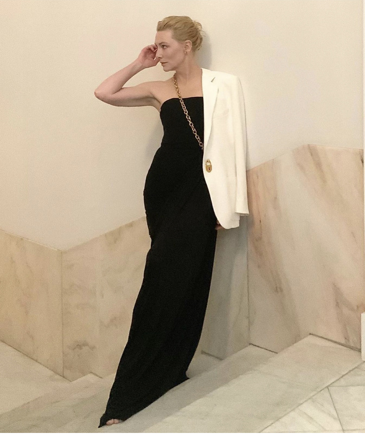 Черное платье + белый жакет: монохромный и очень гламурный образ Кейт Бланшетт. Фанаты в обмороке
