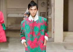 Али Данияров прошел кастинг в шоу Dries Van Noten, которое войдет в историю. Рассказываем, почему это так