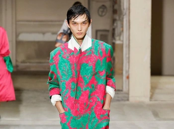 Али Данияров прошел кастинг в шоу Dries Van Noten, которое войдет в историю. Рассказываем, почему это так
