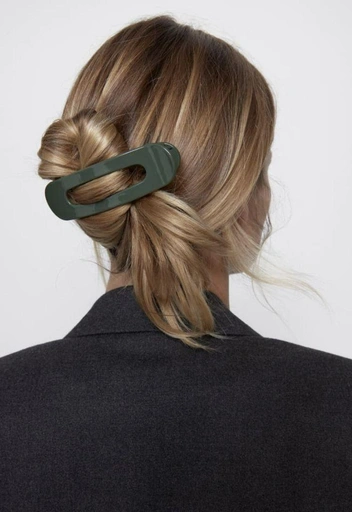 Простой и удобный способ спасти прическу | Источник: ru.pinterest.com