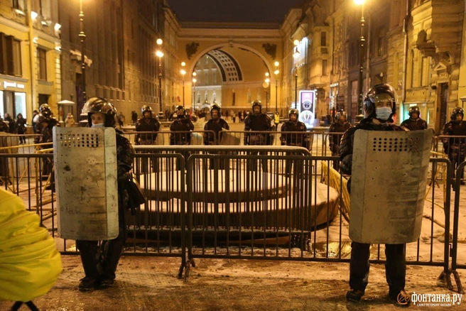 На Дворцовой маневрирует рота ОМОНа. До решения по «делу Навального» остался час (фото, видео) | Источник: Павел Каравашкин/«Фонтанка.ру»