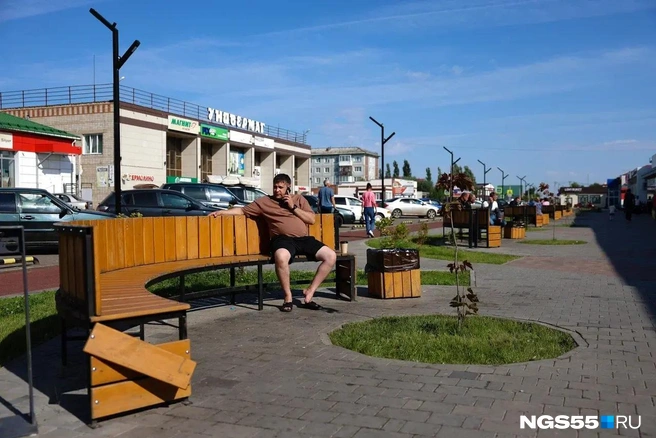 И в лавочках появились некоторые изъяны | Источник: Евгений Софийчук / NGS55.RU