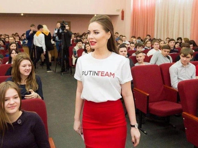 В 2018 году она устраивала встречи со школьниками в поддержку президента | Источник: Юлия Михалкова / Vk.com