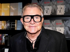 Отменил праздник и залег на дно: Дибров покинул Россию из-за скандала с интимным видео