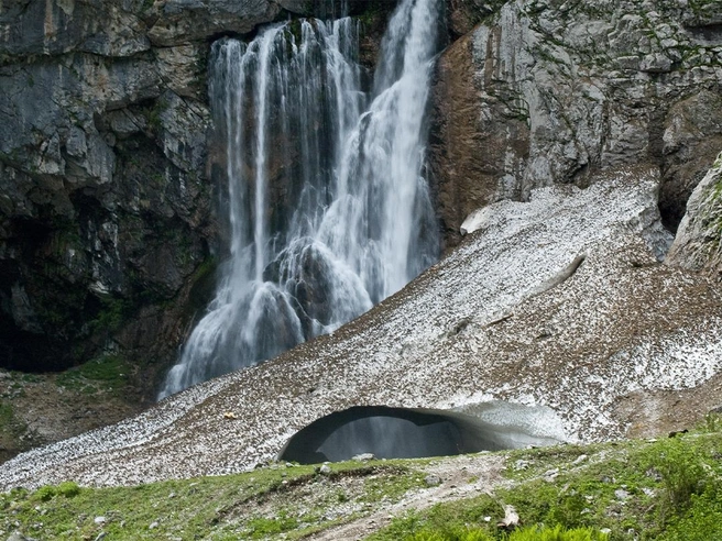 Снег у Гегского водопада лежит до июня | Источник: Shutterstock