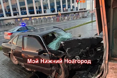 BMW без прав врезался в насосную станцию на Волжской набережной