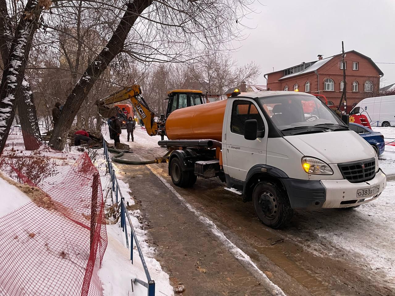 Большой квартал в центре Челябинска рабочие оставили без воды, повредив трубу