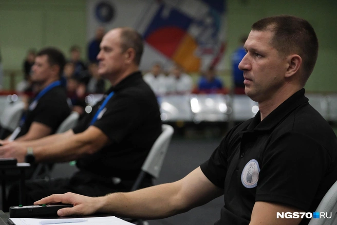 Для подсчета подходов используют судейскую сигнализацию: при поднятии гири судья нажимает кнопку на пульте и результаты выводятся на электронном табло | Источник: Варвара Фролова / NGS70.RU