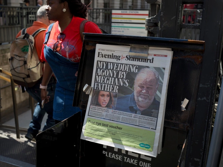 Газеты, рассказывающие о конфликте Меган и Томаса Маркла незадолго до свадьбы Сассекских, 15 мая 2018