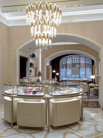 Обновленный бутик Cartier в ГУМе с барельефом (фото 3.2)