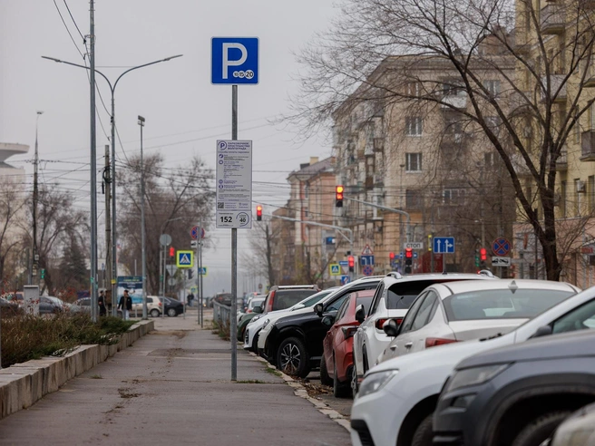 Водители, судя по всему, готовы платить 40 рублей за час парковки. | Источник: Алексей Волхонский / V1.RU