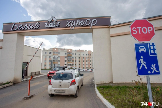Территория у микрорайона закрытая  | Источник: Илья Бархатов