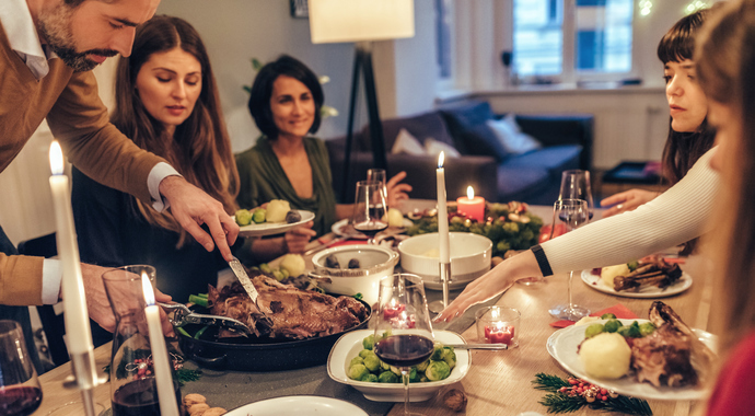 Еда на выживание: почему мы столько едим в новогоднюю ночь?