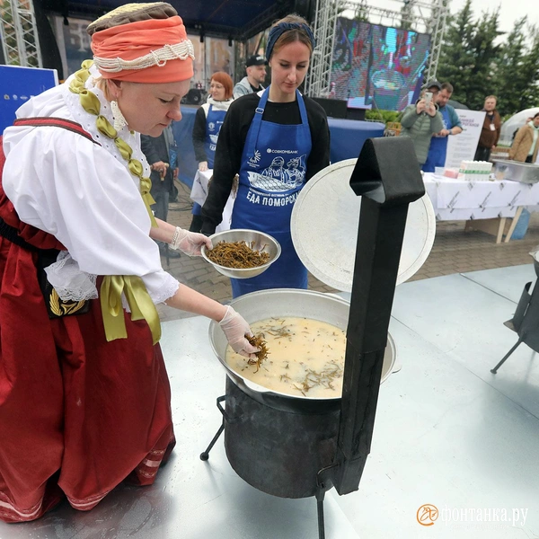 А вот та самая помакуха&nbsp;— наваристая уха из трех видов рыбы, которую непременно ели, макая в нее хлеб. В версии шефов из Устьян в нее еще добавляют фукус для морского вкуса. | Источник: Ксения Потеева / «Фонтанка.ру»