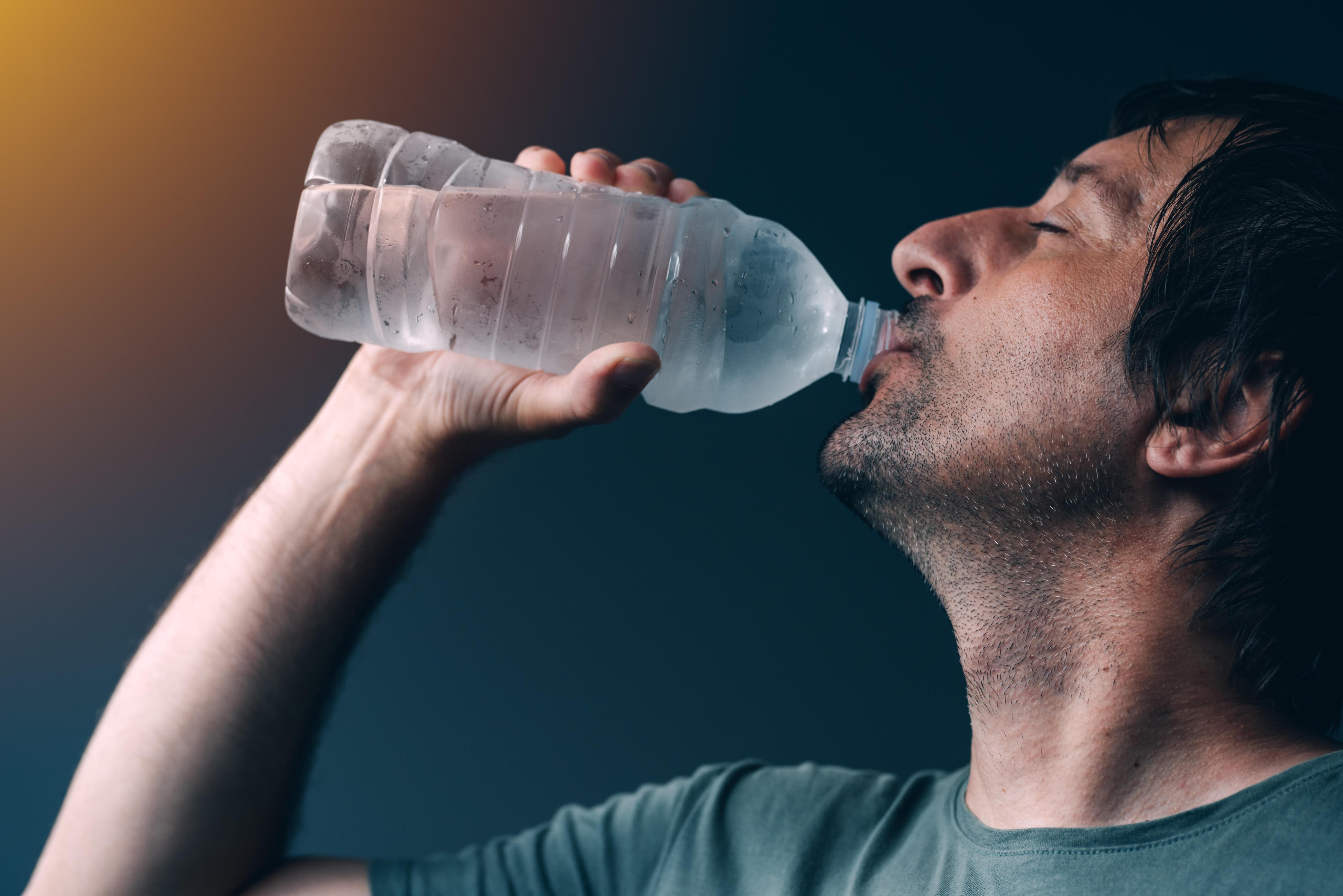 Пить тяжелую воду. Тяжелая вода. Жажда пить воду ночью. Тяжелая вода картинки. Тяжёлая вода пить.