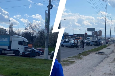 Двойное ДТП на СХИ заблокировало Вторую Продольную в Волгограде