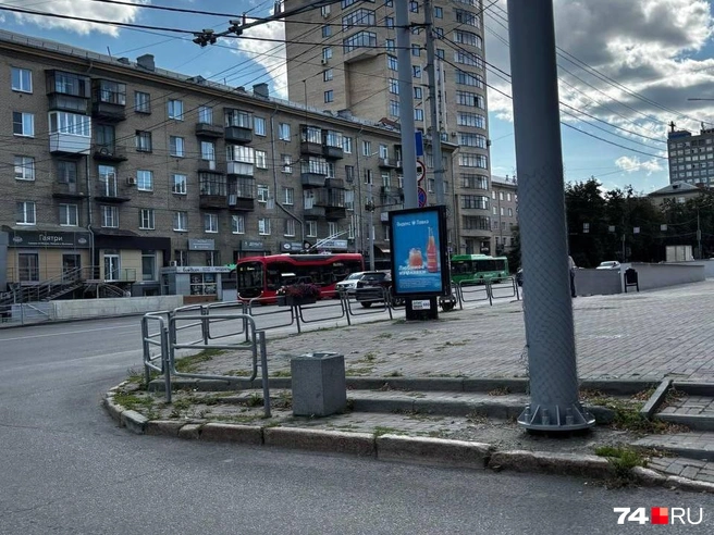 А это уже проспект Ленина, перекресток с улицей Третьего Интернационала. С одной стороны перекрестка забор есть | Источник: Наталия Колмогорова