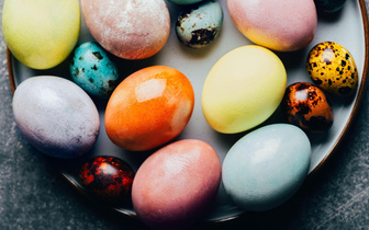 Космические искры и шелковые узоры: 8 простых и эффектных способов покрасить яйца на Пасху