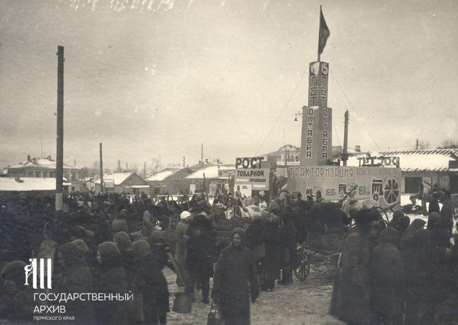 Рынок оформляли к праздникам: на этом фото 1932 года, к примеру, он украшен в честь 15-летия Октябрьской революции | Источник: Госархив Пермского края