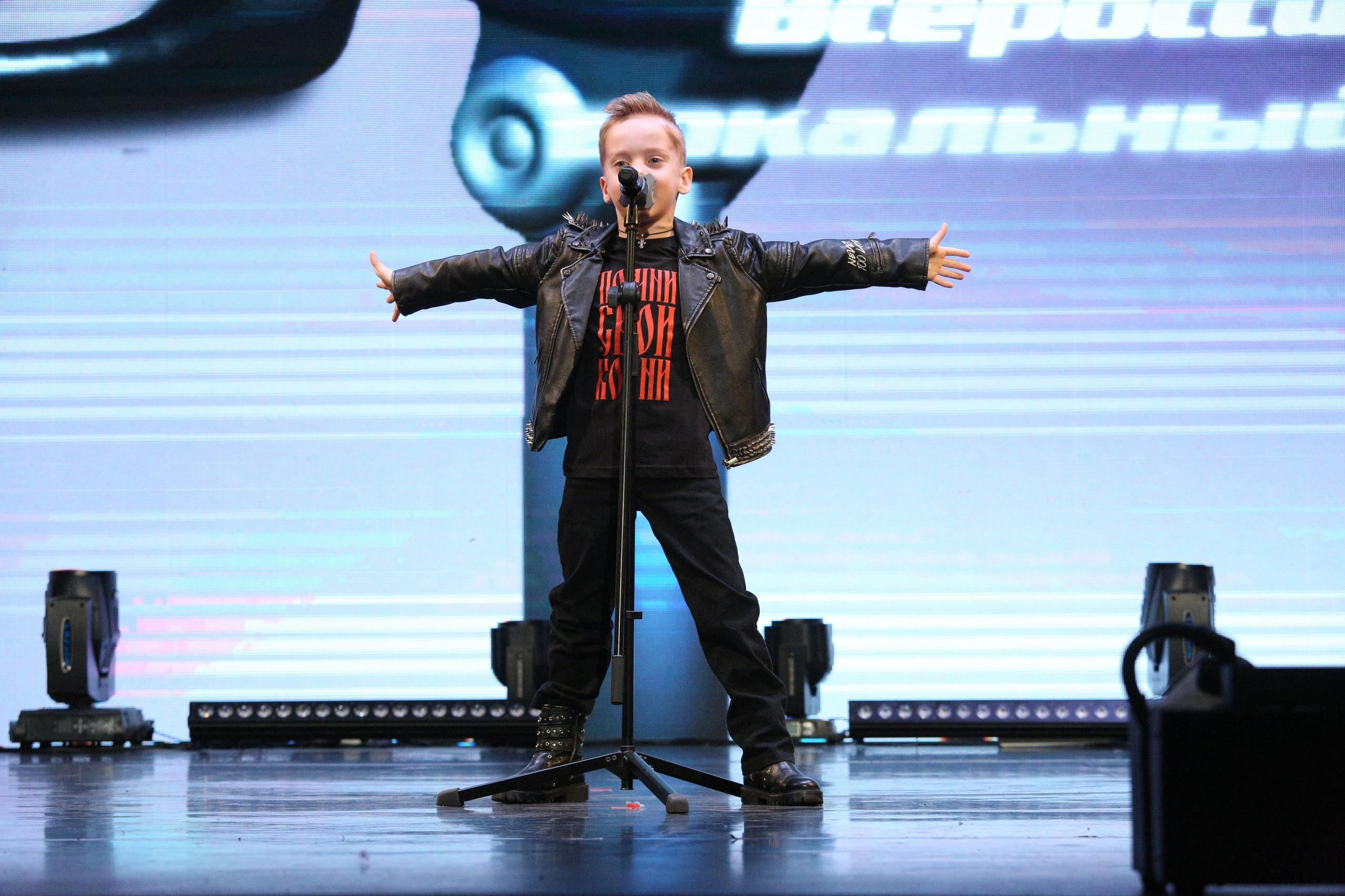 Дошкольник из Добрянки в косухе с шипами исполнил песню группы Алиса и получил приглашение на отбор в шоу Голос. Дети