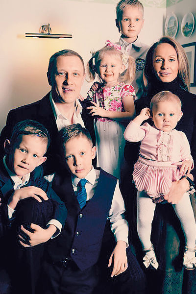 У Сергея и его жены 5 детей (слева направо): Иван, Александр, Анна, Петр и София
