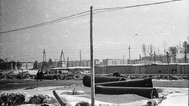 1-й микрорайон, 1973 год. На снимке запечатлели строительство школы № 6 | Источник: pastvu.com