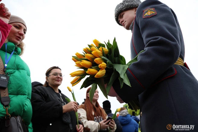 Военный оркестр в центре Петербурга дарил женщинам цветы и музыку | Источник: Марина Мамонтова / «Фонтанка.ру»
