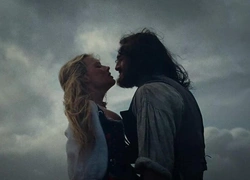 «Поцелуй меня, и пусть мы оба будем прокляты»: Марго Робби и Джейкоб Элорди в «Грозовом перевале»