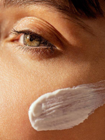 Как правильно ухаживать за обезвоженной кожей весной: 4 совета от косметолога