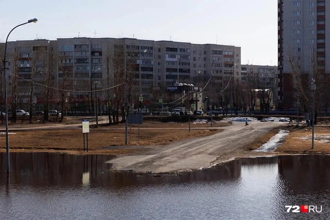 Люди умудряются обходить воду и спокойно гулять на втором ярусе  | Источник: Ирина Шарова / 72.RU