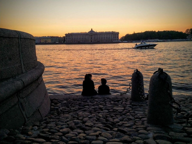 Три оттенка петербургского заката. Горожане посмотрели на небо и увидели разное | Источник: Алина Циопа / «Фонтанка.ру»