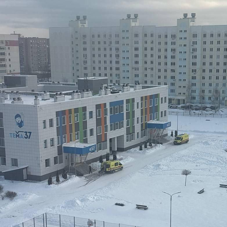 Семиклассник из Нижнекамска напал на лицей и ранил ножом вахтершу: сегодня он похоронил подругу, которая упала с крыши