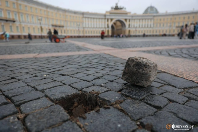 На Дворцовой меняют брусчатку в преддверии Дня города | Источник: Сергей Михайличенко / «Фонтанка.ру»