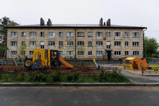У дома есть современная детская площадка, которая, судя по всему, нравится местным  | Источник: Ирина Шарова / 72.RU 