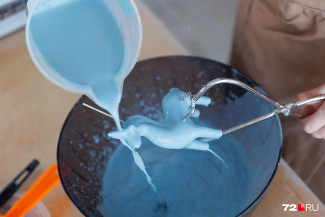 Закрепив фигурку, нужно полностью полить ее глазурью | Источник: Ирина Шарова / 72.RU 