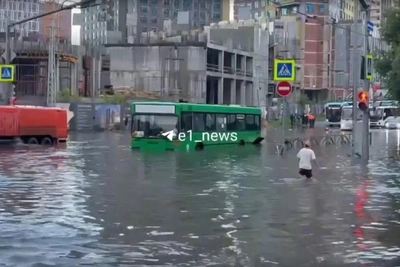 Екатеринбург в тисках рекордной непогоды: улицы-реки