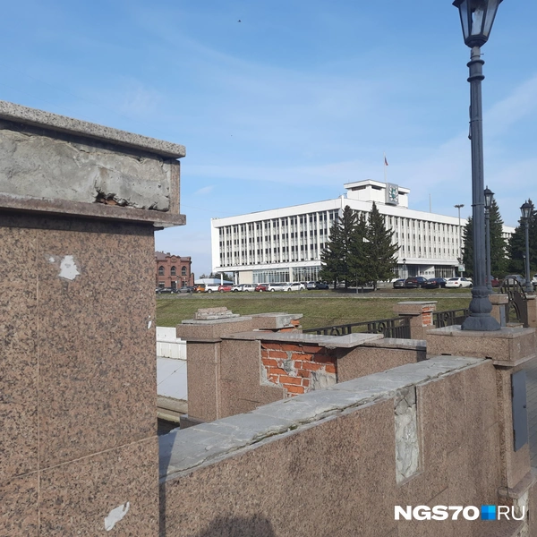 Бетон и кирпич виднеется на месте | Источник: Анастасия Харламова / NGS70.RU