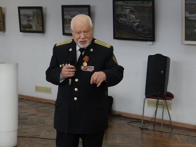 Юрий Торгашов на вернисаже. | Источник: Александр Литвинов