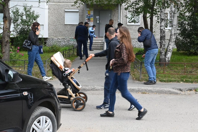 Соседи говорят, что Ляна проводила много времени с детьми, долго была в декрете и на работу вышла не так давно | Источник: Дмитрий Емельянов / Е1.RU