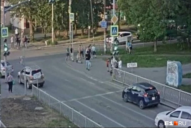 Линию сплошной разметки пересекать нельзя, но в данном случае соблюсти это требование автомобилист на Skoda никак не мог | Источник: читатель E1.RU