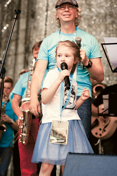 Аркадий с дочкой на открытии фестиваля World Jazz Festifal в Риге, июль 2017 года