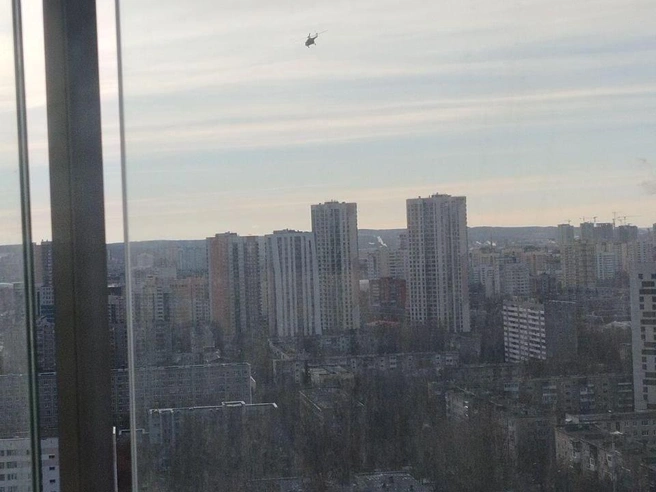 Горожане запечатлели вертолет на фото и видео. | Источник: читатель E1.RU