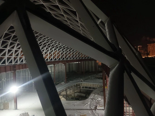 Снег на полу помещения | Источник: читатель E1.RU